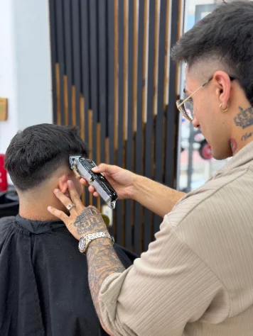 Lorenzo trabajando en la barbería